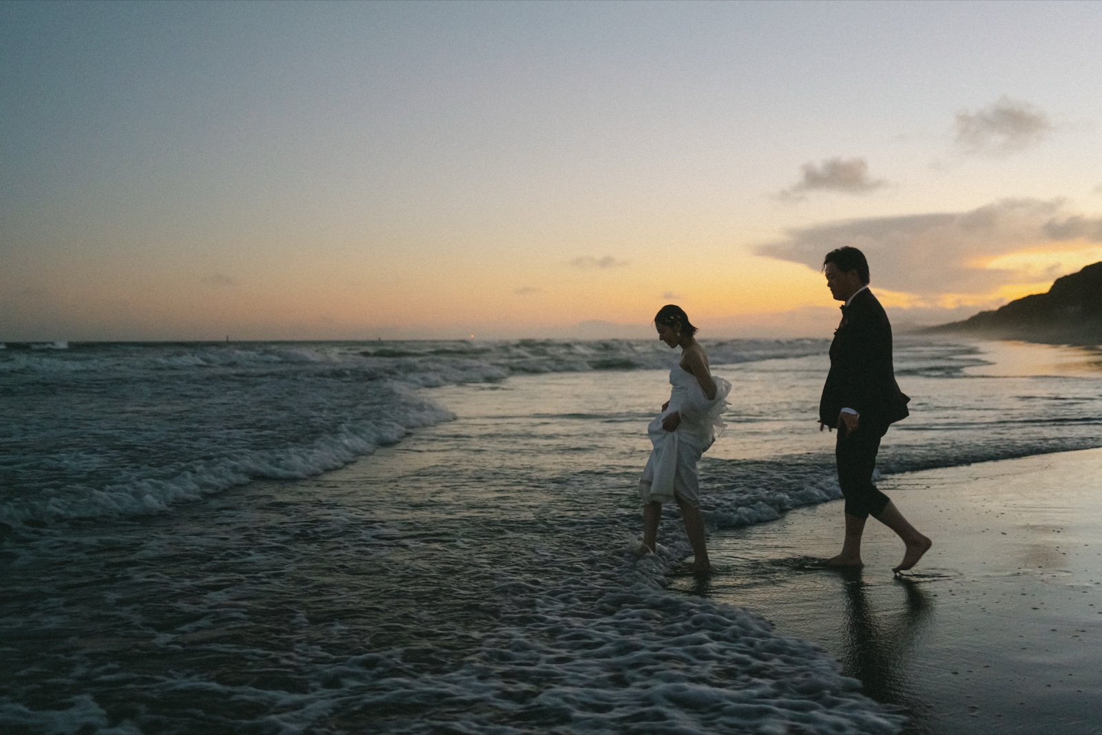 高知の海辺の夕景で撮影したウェディングフォト