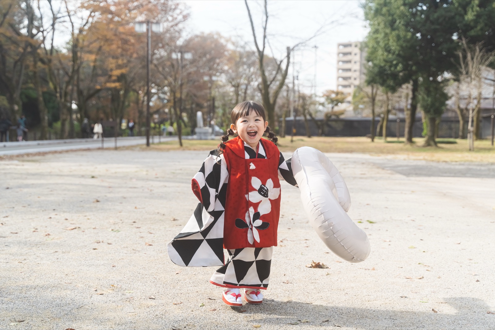 七五三の記念撮影の写真（着物姿のお子さま）